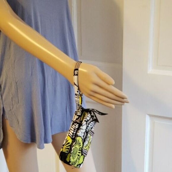 Vera Bradley Citron Wristlet ID Wallet Green White Black Retired Pattern - Picture 4 of 5